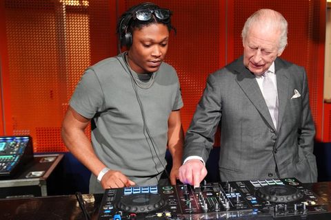 König Charles III. (r.) hat sich beim Besuch der Aviva Studios in Manchester als DJ gezeigt.