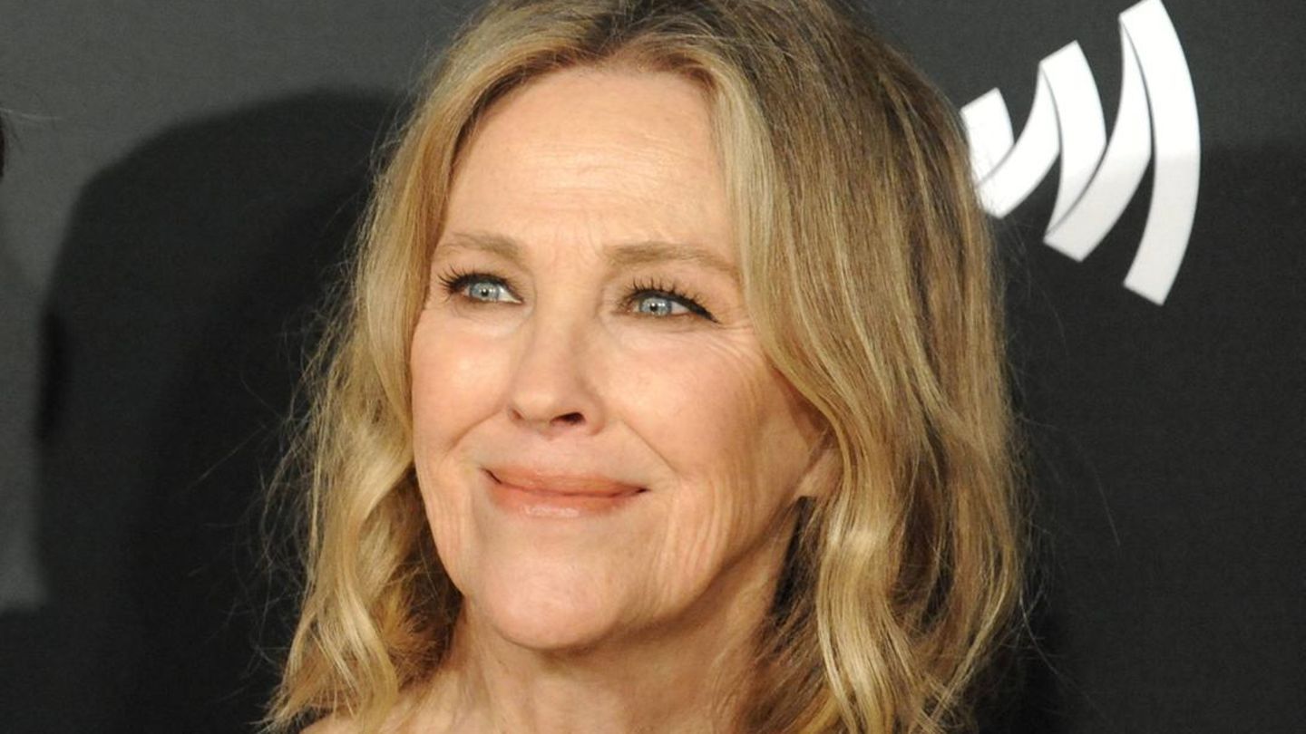 Die kanadische Schauspielerin stand für viele Komödien vor der Kamera. In dem Hollywood-Hit „Kevin – Allein zu Haus“, der Macaulay Culkin zum Kinderstar machte, verkörperte Catherine O’Hara die Mutter des kleinen Titelhelden, der von seinen Eltern bei einer Weihnachtsreise versehentlich zu Hause vergessen wurde. Zusammen mit Schauspieler Eugene Levy glänzte sie in der Sitcom „Schitt’s Creek“ als Ehepaar, das nach der finanziellen Pleite mit der Familie aus einer Prachtvilla in ein Motel in dem Kaff Schitt’s Creek umzieht. Am 30. Januar starb O’Hara mit 71 Jahren an den Folgen einer Darmkrebs-Erkrankung.