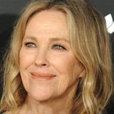 Die kanadische Schauspielerin stand für viele Komödien vor der Kamera. In dem Hollywood-Hit „Kevin – Allein zu Haus“, der Macaulay Culkin zum Kinderstar machte, verkörperte Catherine O’Hara die Mutter des kleinen Titelhelden, der von seinen Eltern bei einer Weihnachtsreise versehentlich zu Hause vergessen wurde. Zusammen mit Schauspieler Eugene Levy glänzte sie in der Sitcom „Schitt’s Creek“ als Ehepaar, das nach der finanziellen Pleite mit der Familie aus einer Prachtvilla in ein Motel in dem Kaff Schitt’s Creek umzieht. Am 30. Januar starb O’Hara mit 71 Jahren an den Folgen einer Darmkrebs-Erkrankung.