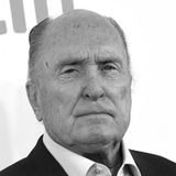 „Ich liebe den Geruch von Napalm am Morgen.“ Eiskalt läuft es einem den Rücken hinunter, wenn Robert Duvall wie hier einen Fiesling im Film „Apocalypse Now“ (1979) über den Vietnamkrieg spielte. Er hat Hollywood und dem Kino weltweit beeindruckendes Schauspiel präsentiert. Mit 95 Jahren starb die Hollywood-Legende. Auch das Filmepos „Der Pate“ aus den 1970er-Jahren steht auf der langen Liste seiner Filmerfolge. Duvall spielte den eher besonnenen Berater und Adoptivsohn des Mafia-Paten Vito Corleone.