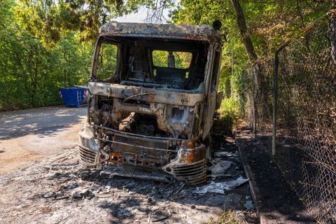 Ein 32-Jähriger ist wegen Brandstiftung auf Baufahrzeuge 2024 in München angeklagt - schon zwei Jahre früher brannten Baufahrzeu