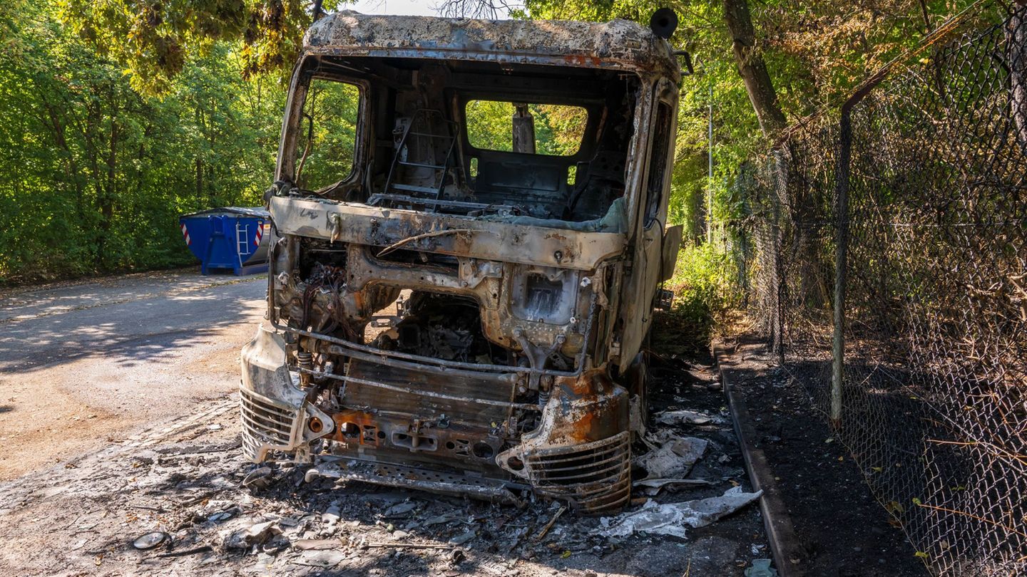 Ein 32-Jähriger ist wegen Brandstiftung auf Baufahrzeuge 2024 in München angeklagt - schon zwei Jahre früher brannten Baufahrzeu