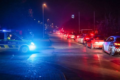 Die Polizei beim Einsatz wegen eines illegalen Tuner-Treffens in Emmerich (Archivfoto) Foto: Christoph Reichwein/dpa