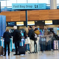 Fluggäste am Berliner Flughafen BER