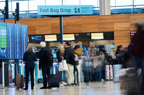 Fluggäste am Berliner Flughafen BER