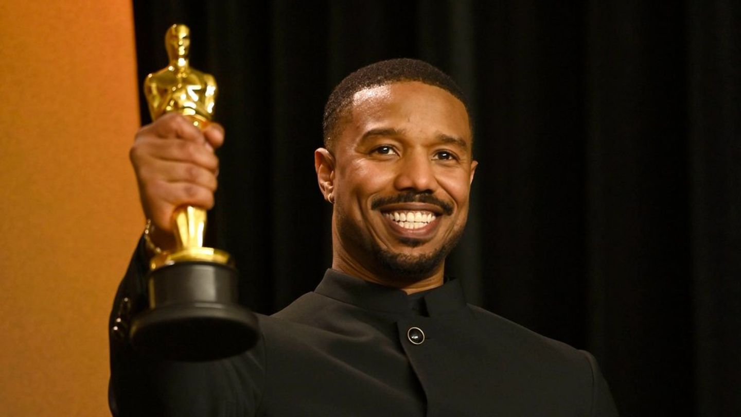 Michael B. Jordan mit seinem Goldjungen.
