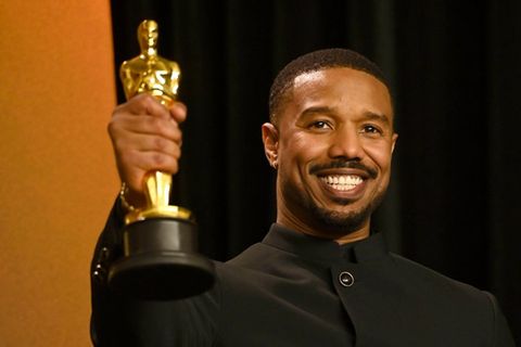 Michael B. Jordan mit seinem Goldjungen.