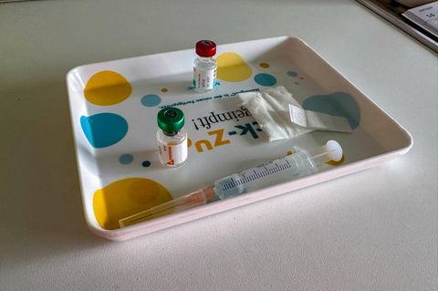 Gürtelrose Impf-Vorbereitung mit Spritze und Vakzin