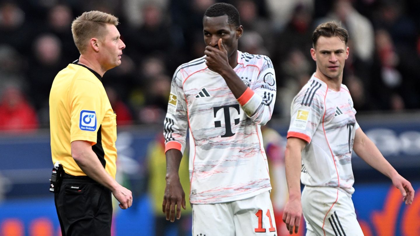Bayerns Nicolas Jackson sah in Leverkusen nach Videoüberprüfung die Rote Karte. Foto: Federico Gambarini/dpa
