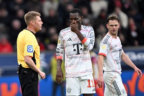 Bayerns Nicolas Jackson sah in Leverkusen nach Videoüberprüfung die Rote Karte. Foto: Federico Gambarini/dpa