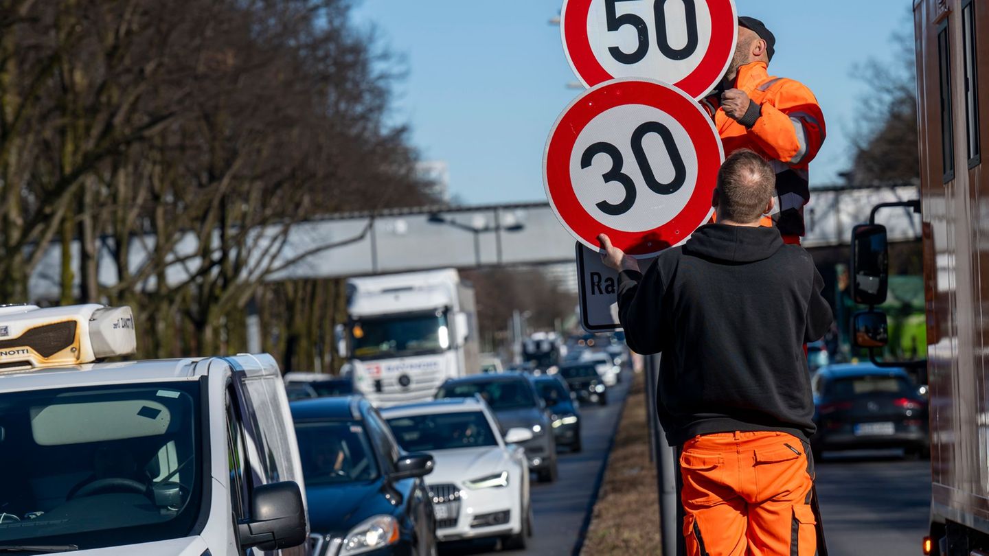 Ende Februar waren an der Landshuter Allee nach viel Hin und Her wieder Tempo-30-Schilder montiert worden. (Archivbild) Foto: Pe