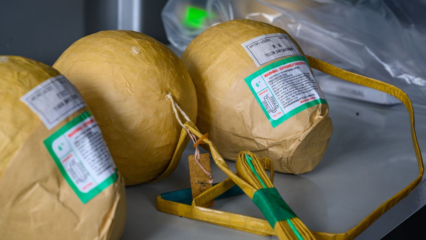 Die Polizei stellte auch Material zur Herstellung von Kugelbomben sicher. (Archivfoto) Foto: Patrick Pleul/dpa