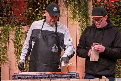 Grill-Fan Axel Schulz (l.) besucht die "Höhle der Löwen".