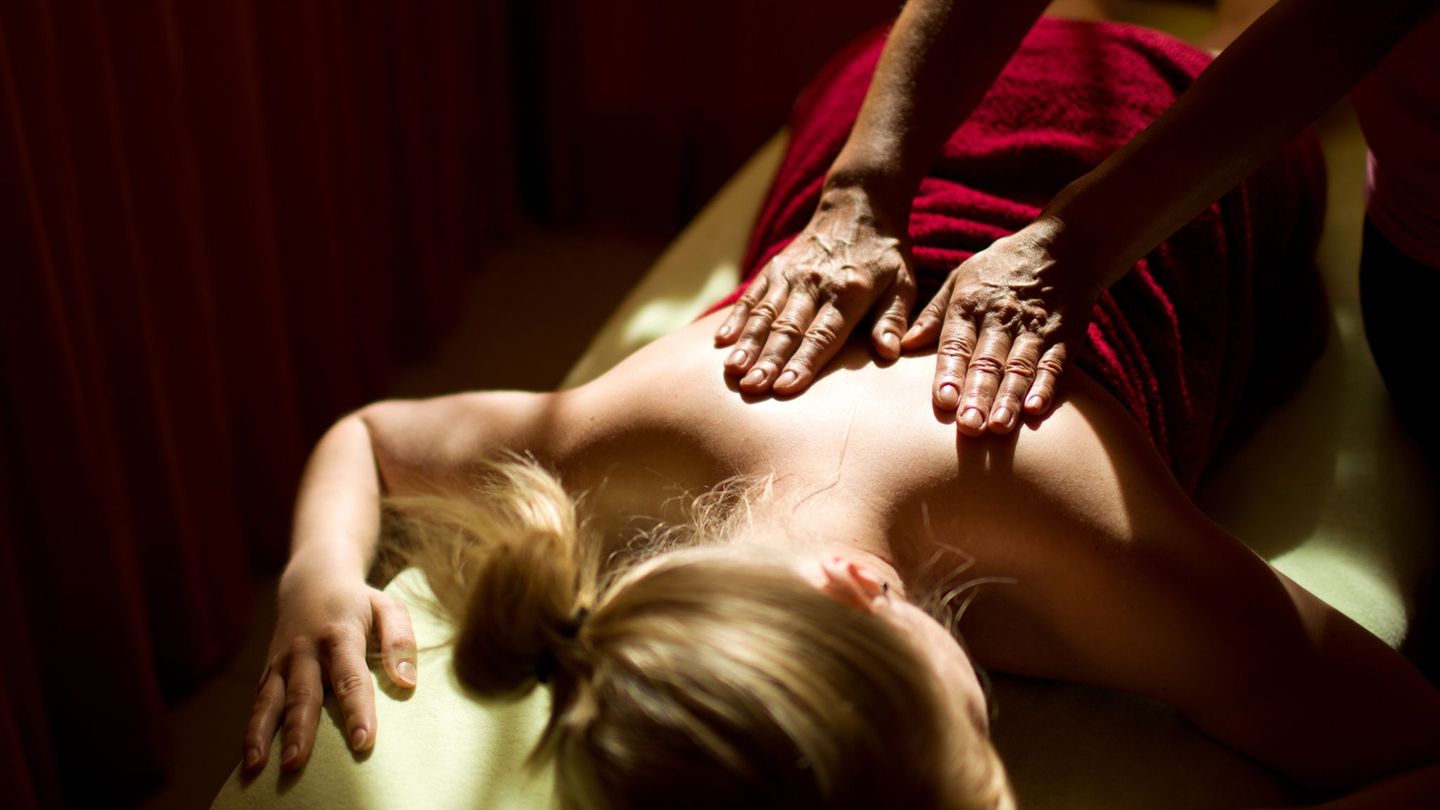 Gericht: Angestellte Masseure dürfen in Berlin auch am Sonntag beschäftigt werden. (Symboldbild) Foto: picture alliance / dpa