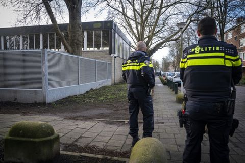 Polizisten vor angegriffener jüdischer Schule in Amsterdam