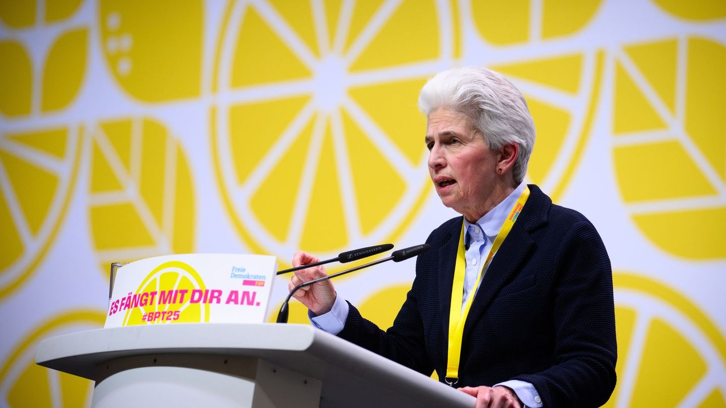 Strack-Zimmermann hält ihre Ambitionen in der FDP bedeckt. (Archivbild) Foto: Bernd von Jutrczenka/dpa