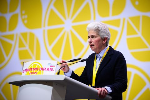 Strack-Zimmermann hält ihre Ambitionen in der FDP bedeckt. (Archivbild) Foto: Bernd von Jutrczenka/dpa