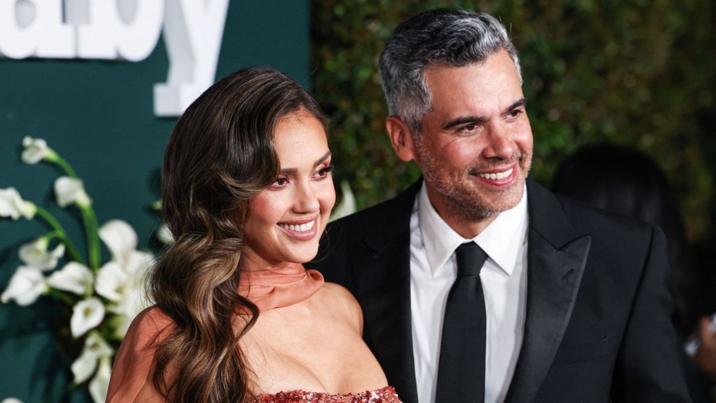 Jessica Alba und Cash Warren im November 2024 in Los Angeles.