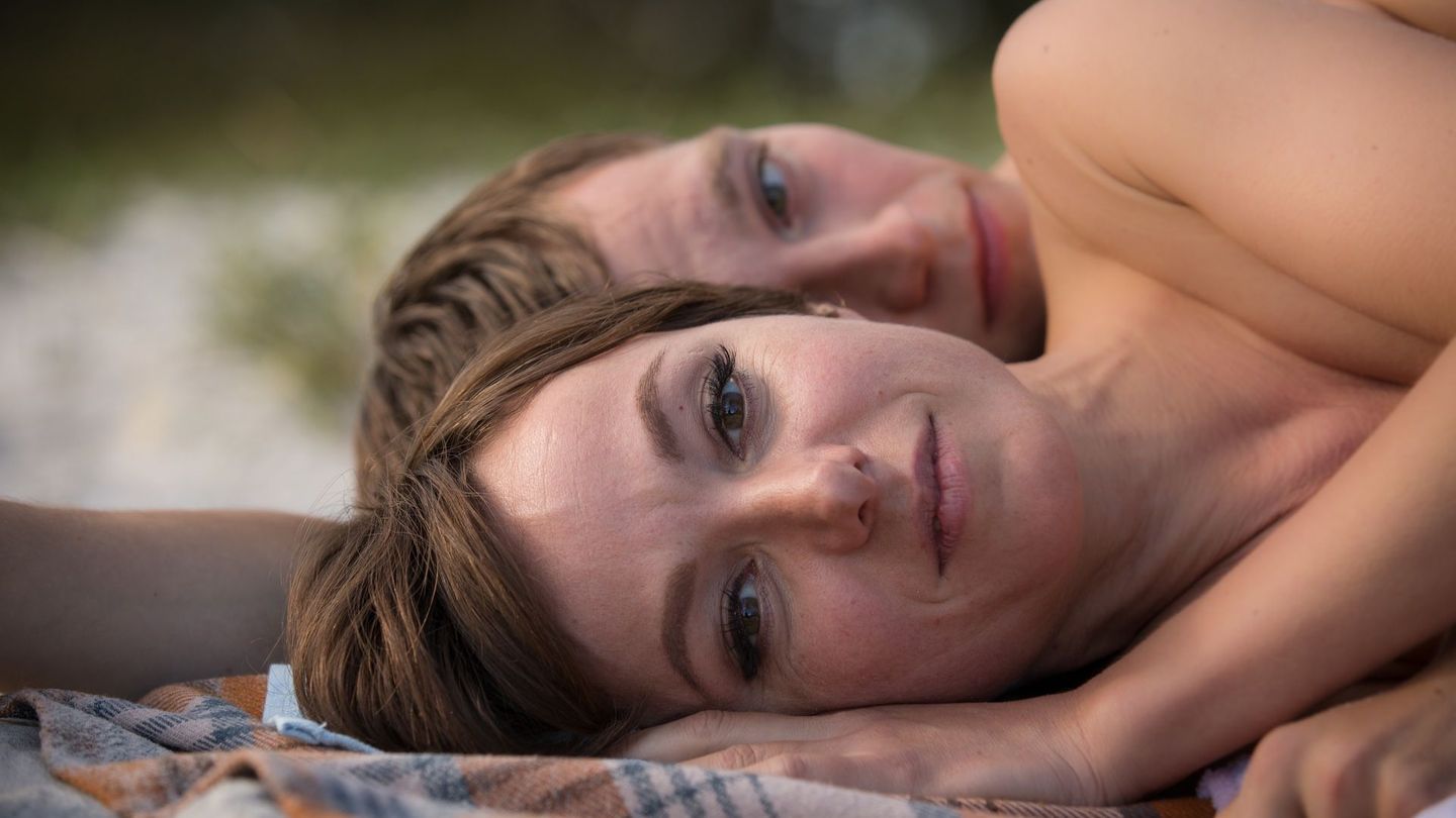 Verfilmung von Siegfried Lenz' Novelle "Schweigeminute": Stella (Julia Koschitz) und Christian (Jonas Nay) genießen sich.