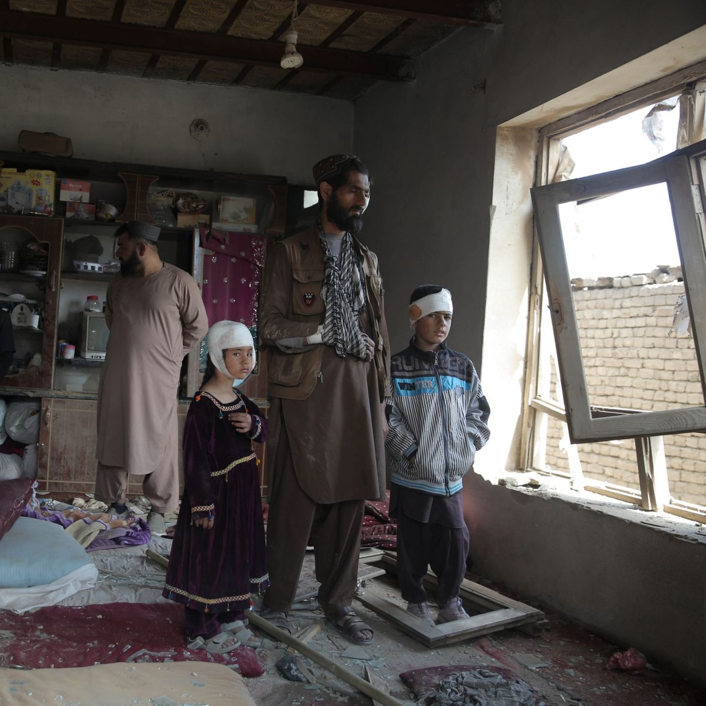 Familie in einem beschädigten Haus in Kabul, Afghanistan. Pakistan greift das Land wiederholt an