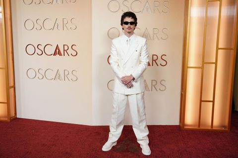 Timothée Chalamet posiert mit Sonnenbrille bei den Oscars 2026. Foto: Jordan Strauss/Invision/AP/dpa