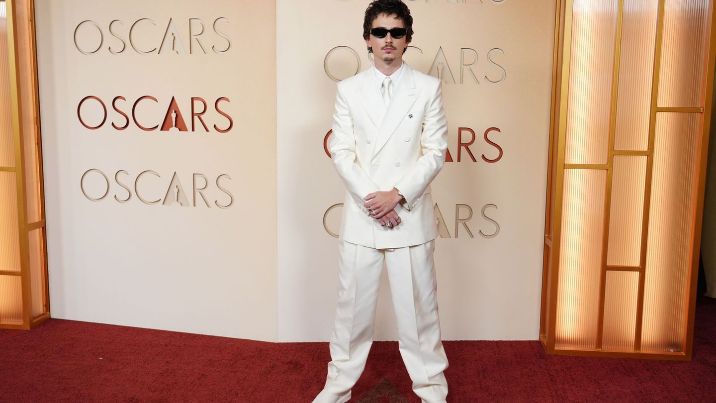 Timothée Chalamet posiert mit Sonnenbrille bei den Oscars 2026. Foto: Jordan Strauss/Invision/AP/dpa