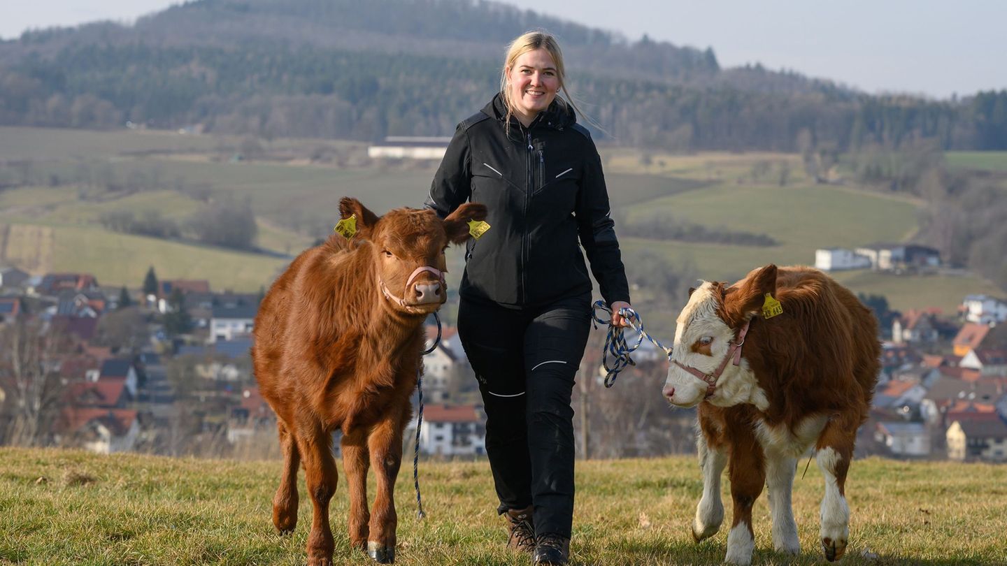 Die 26-Jährige präsentiert auf Social Media ihr Leben mit den Kälbchen Rosi und Paula. Foto: Swen Pförtner/dpa