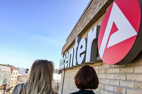 So bewerten Langzeitarbeitslose nach einer Studie ihre Besuche im Jobcenter. (Archivbild) Foto: Jens Kalaene/dpa
