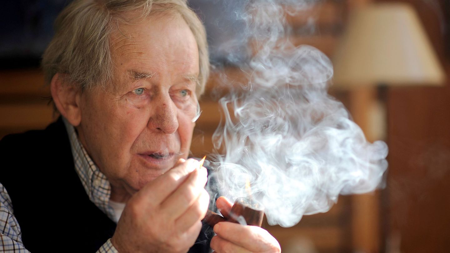 Vor 100 Jahren wurde der Schriftsteller Siegfried Lenz geboren. (Archivbild) Foto: Fabian Bimmer/dpa