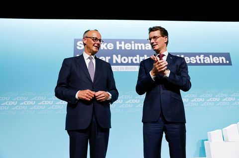 Bundeskanzler Friedrich Merz (li., CDU) steht bei einem Parteitag mit Hendrik Wüst (CDU) auf der Bühne (Archivfoto) Foto: Thomas
