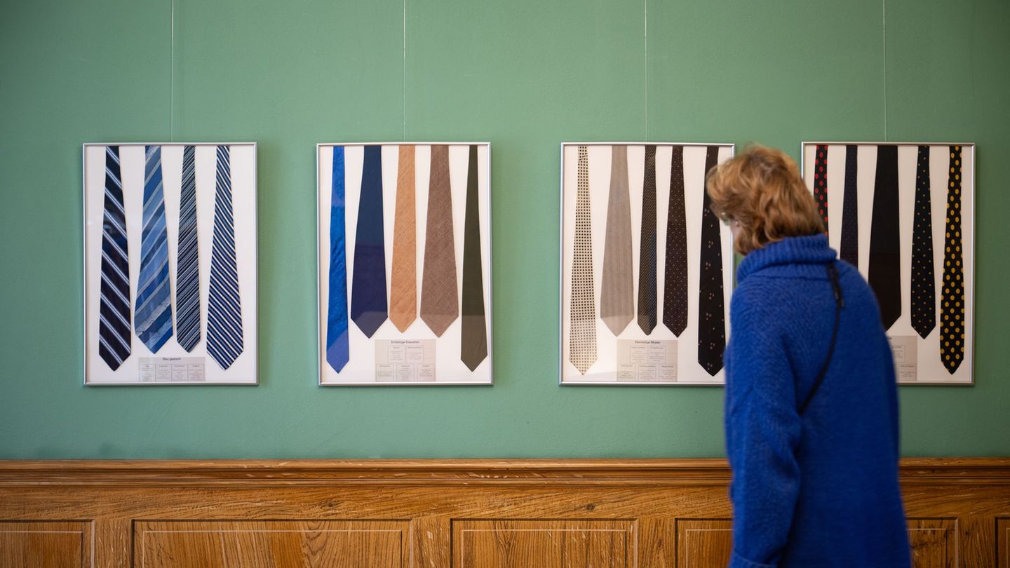 In einer früheren Ausstellung im Modemuseum Meyenburg wurden Krawatten präsentiert. (Archivbild) Foto: Sebastian Gollnow/dpa