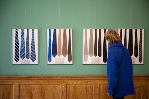 In einer früheren Ausstellung im Modemuseum Meyenburg wurden Krawatten präsentiert. (Archivbild) Foto: Sebastian Gollnow/dpa