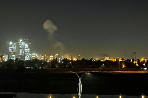 Rauch steigt über Bagdad auf