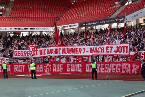 Fans von Fortuna Düsseldorf erinnern beim Spiel in Nürnberg an den gestorbenen früheren Torwart Georg Koch. (Archivbild) Foto: D
