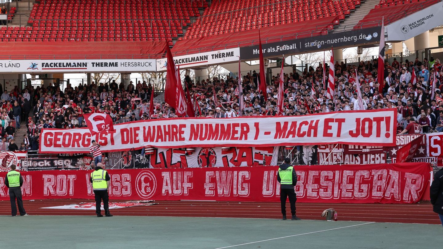Fans von Fortuna Düsseldorf erinnern beim Spiel in Nürnberg an den gestorbenen früheren Torwart Georg Koch. (Archivbild) Foto: D