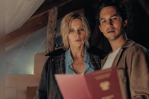 "Alpentod - Ein Bergland-Krimi": Jonas Becker (Tim Oliver Schultz, r.) und Birgit Reincke (Veronica Ferres) stoßen auf entsche