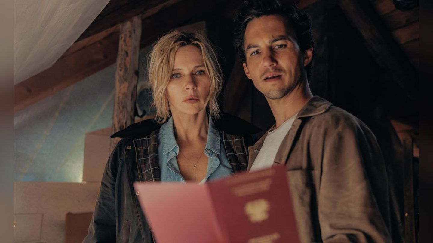 "Alpentod - Ein Bergland-Krimi": Jonas Becker (Tim Oliver Schultz, r.) und Birgit Reincke (Veronica Ferres) stoßen auf entsche