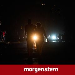 Kuba, Havanna: Menschen überqueren eine Straße während eines Stromausfalls in Havanna.