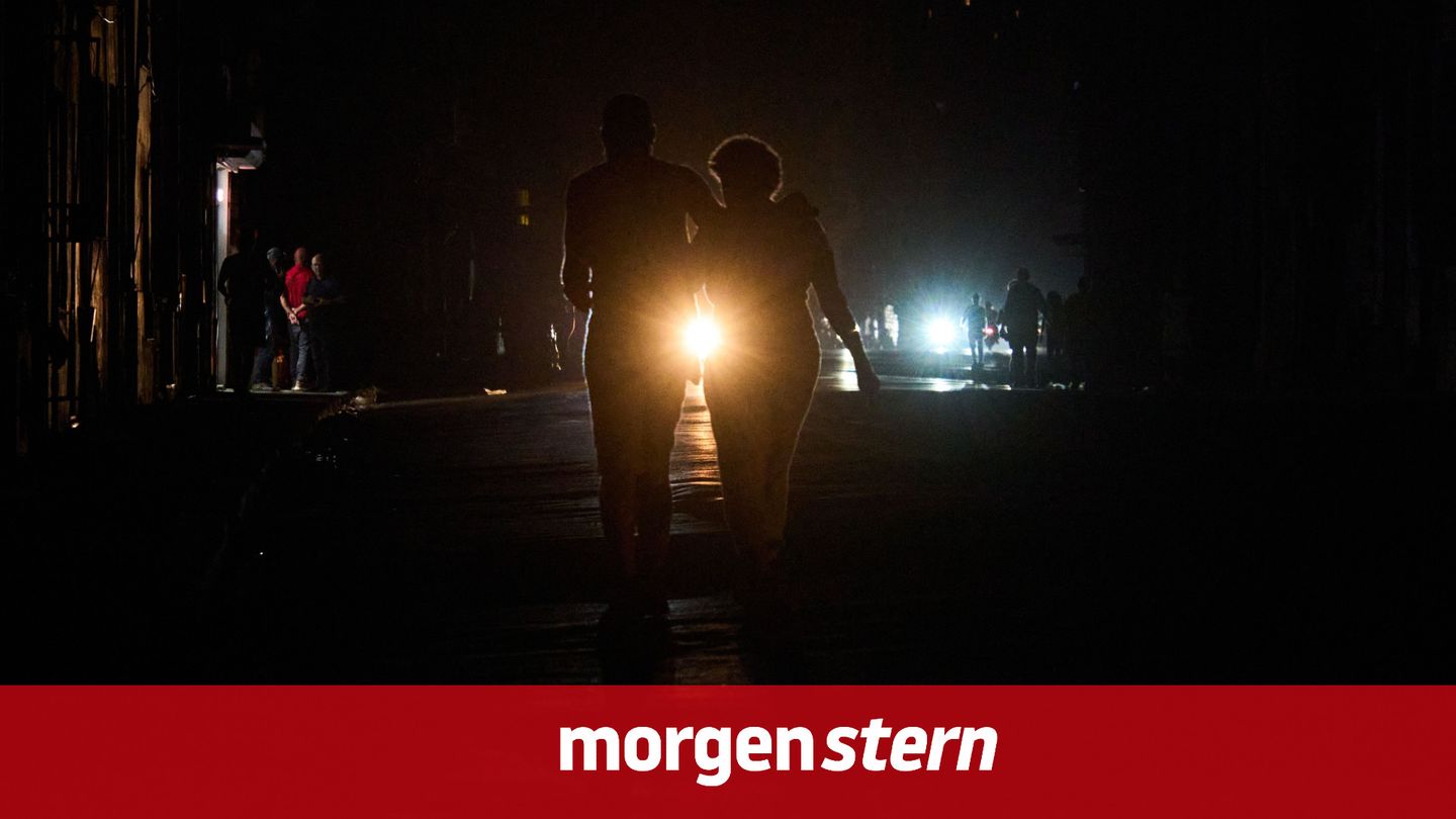 Kuba, Havanna: Menschen überqueren eine Straße während eines Stromausfalls in Havanna.