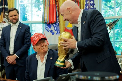 Trump (m.) und Infantino (r.) bei einem Treffen im Weißen Haus