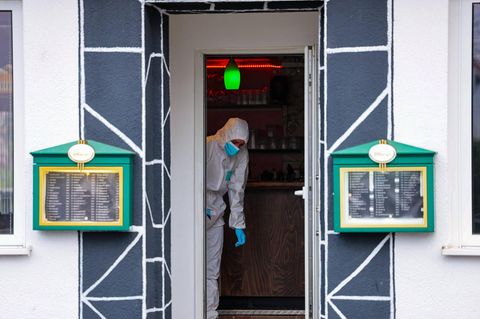Spurensicherung der Polizei in dem Lokal in Raunheim bei Frankfurt
