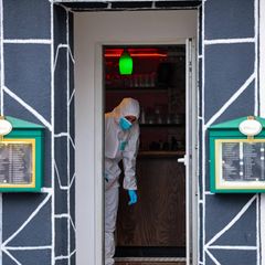 Spurensicherung der Polizei in dem Lokal in Raunheim bei Frankfurt
