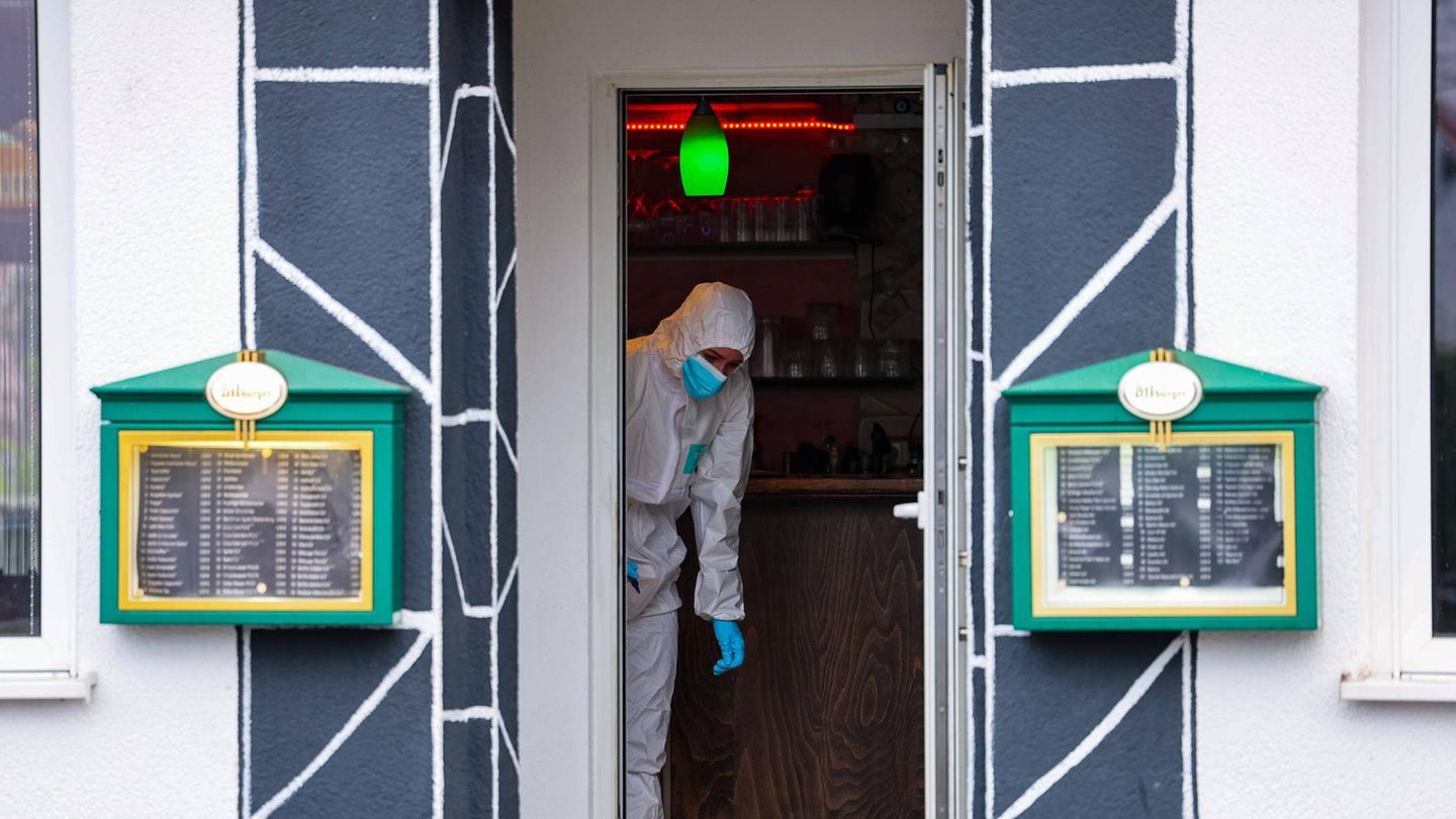 Spurensicherung der Polizei in dem Lokal in Raunheim bei Frankfurt