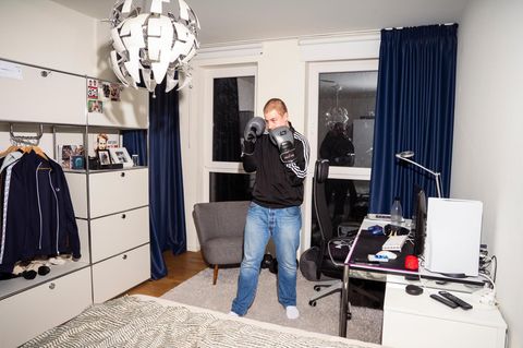 Wehrdienst: Ein Teenager steht in seinem Zimmer mit angezogenen Boxhandschuhen