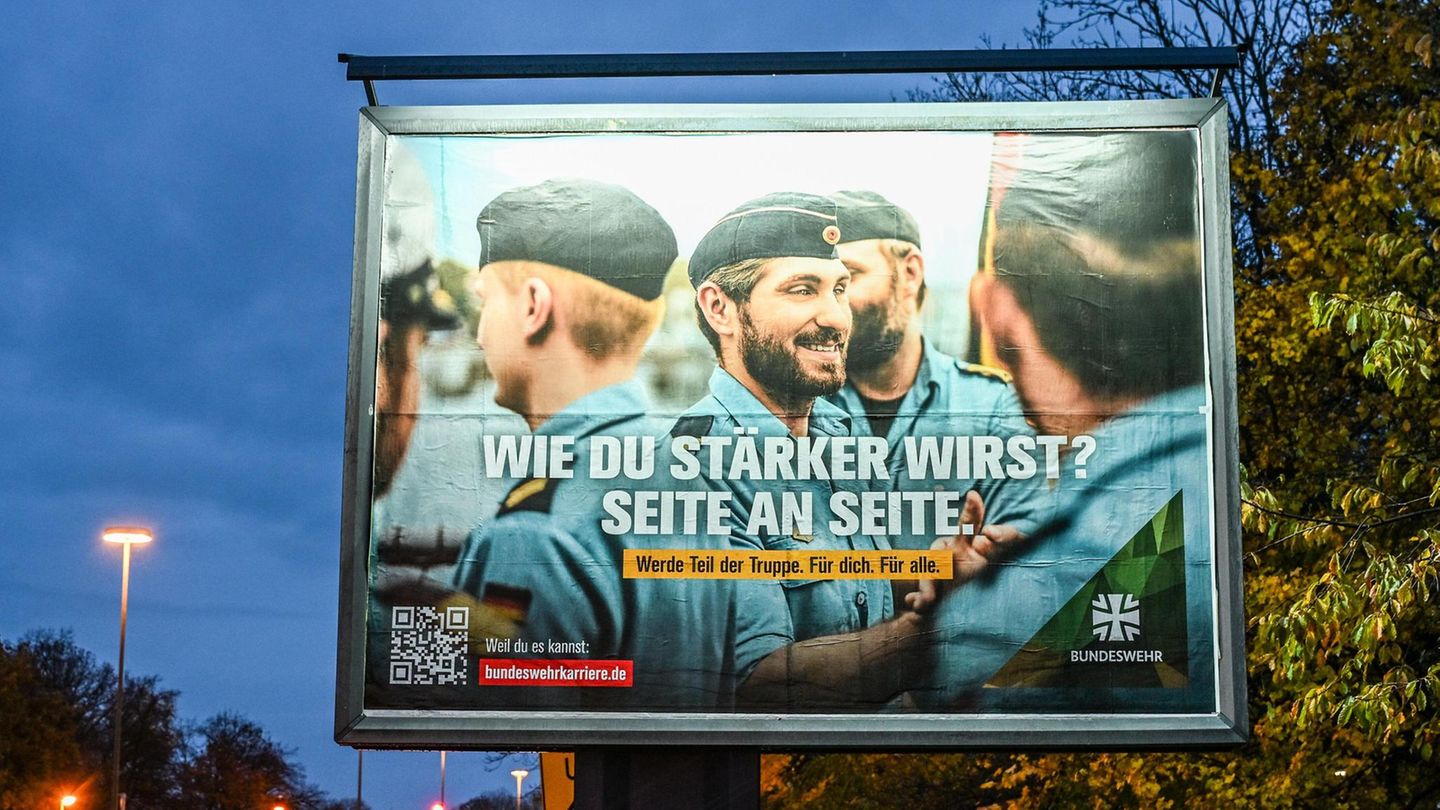 Wehrdienst: Ein Werbeplakat der Bundeswehr an einer Straße