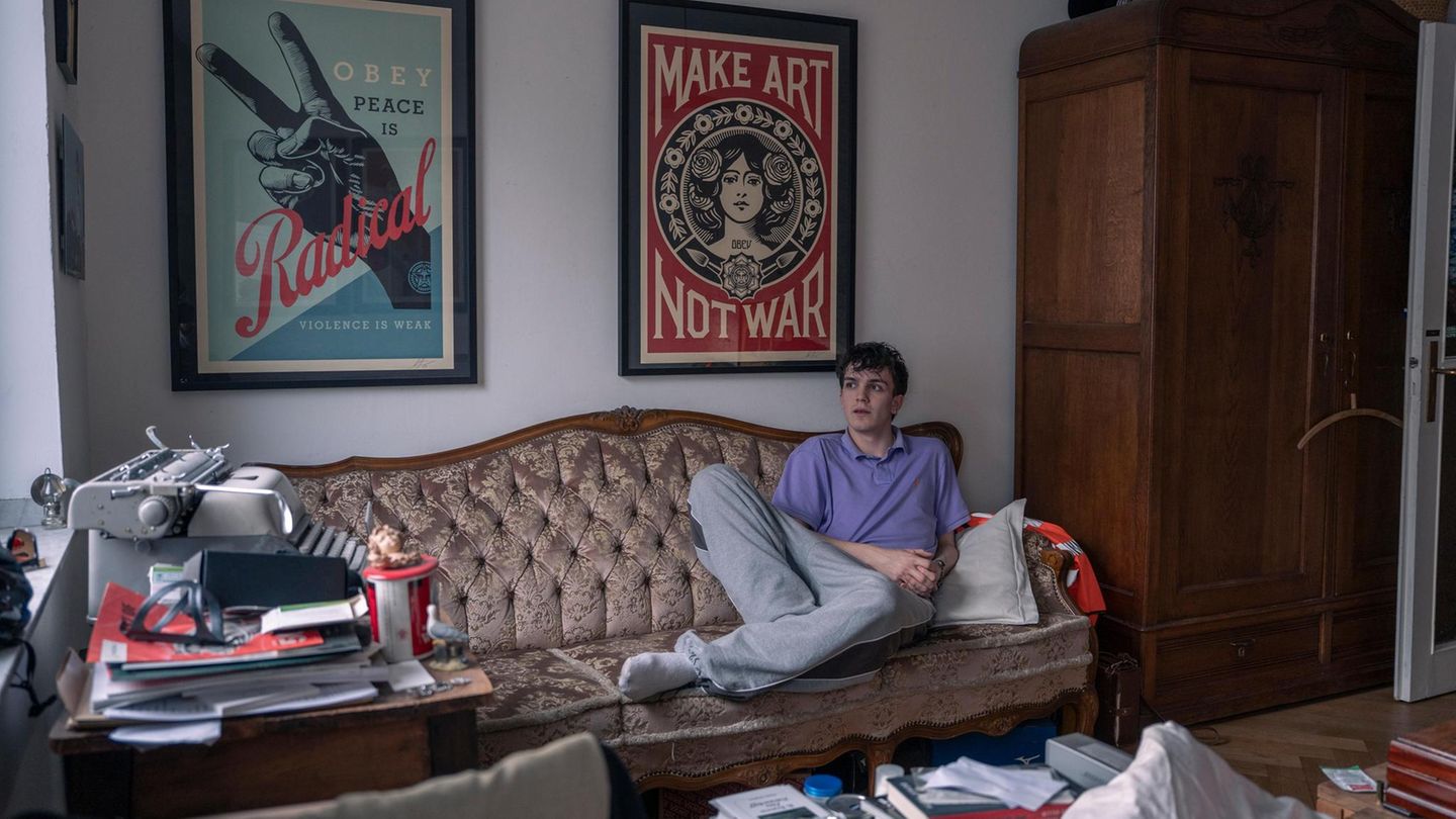 Wehrdienst: Ein Teenager liegt auf einer Couch, im Hintergrund ein Poster mit der Aufschrift „make art, not war“