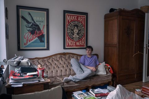 Wehrdienst: Ein Teenager liegt auf einer Couch, im Hintergrund ein Poster mit der Aufschrift „make art, not war“