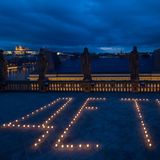 Prag, Tschechien. Kerzen formen das russische Wort für „Kinder“ auf der Dachterrasse des Tschechischen Nationaltheaters. Anlass war der vierte Jahrestag des Beschusses des Theaters von Mariupol in der Ukraine durch russische Streitkräfte – dort stand auf dem Dach das Wort „Kinder“, um Russland von einem Beschuss abzuhalten – vergebens: Mehrere Hundert Menschen starben durch den Luftangriff, die meisten Frauen und Kinder.