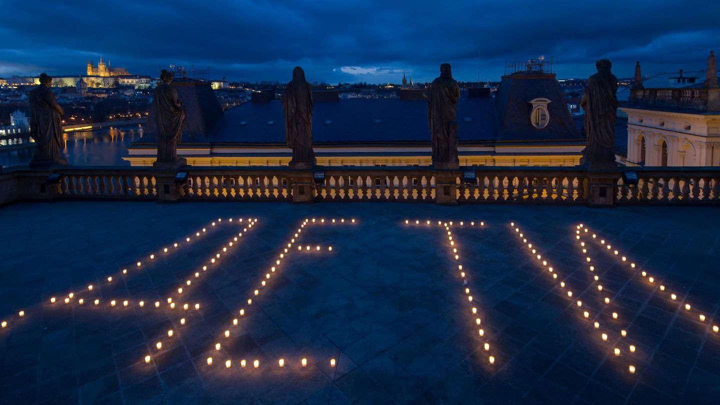 Prag, Tschechien. Kerzen formen das russische Wort für „Kinder“ auf der Dachterrasse des Tschechischen Nationaltheaters. Anlass war der vierte Jahrestag des Beschusses des Theaters von Mariupol in der Ukraine durch russische Streitkräfte – dort stand auf dem Dach das Wort „Kinder“, um Russland von einem Beschuss abzuhalten – vergebens: Mehrere Hundert Menschen starben durch den Luftangriff, die meisten Frauen und Kinder.
