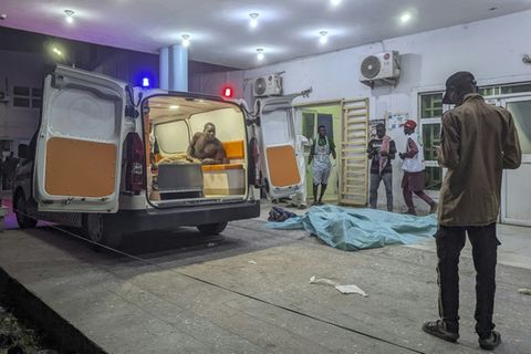 Ein Verletzter in einem Krankenwagen in Maiduguri